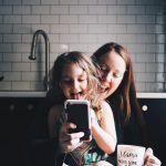 Eltern sollten darauf achten, dass Kinder verantwortungsbewusst mit ihrem Handy umgehen. Foto Pinningnarwhals via Twenty