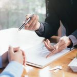 Beim Hausverkauf ist es sinnvoll, einen Makler zu beauftragen. Foto ijeab via Twenty20