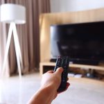 Ein Lowboard, um darauf das Fernsehgerät zu stellen, lässt sich mit einfachen Mitteln selber bauen. Foto: try2benice via Twenty