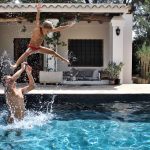 Es erfordert einigen Aufwand, den Pool winterfest zu machen. Doch es lohnt sich. Foto: purpleperny via Twenty20