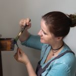 Mit ein wenig handwerklichem Geschick kann fast jeder einen alten Tisch restaurieren. Foto: natasha_lebedinskaya via Twenty20