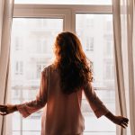 Die passende Gardine verleiht einer Wohnung Ambiente und sorgt auch für guten Sichtschutz. Foto: look_studio via Envato