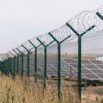 Solarzäune können auf von Unternehmen sinnvoll eingesetzt werden. Foto andriymedvediuk via Envato
