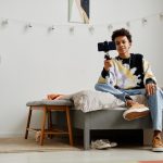 Es gibt vielfältige Möglichkeiten, sich über neue Wohntrends zu informieren. Foto: seventyfourimages via Envato