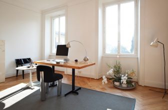 Wer viel zuhause arbeitet sollte Wert auf die Einrichtung des Homeoffice‘ legen. Foto © alexandre zveiger stock adobe