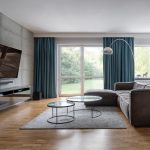 Plissee oder Gardine – diese Frage beschäftigt viele Menschen. Foto: © Dariusz Jarzabek / stock adobe