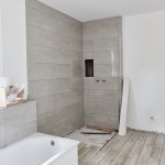 Was ist sinnvoller – das Badezimmer zu streichen oder zu tapezieren Foto ©Robert Kneschke stock adobe