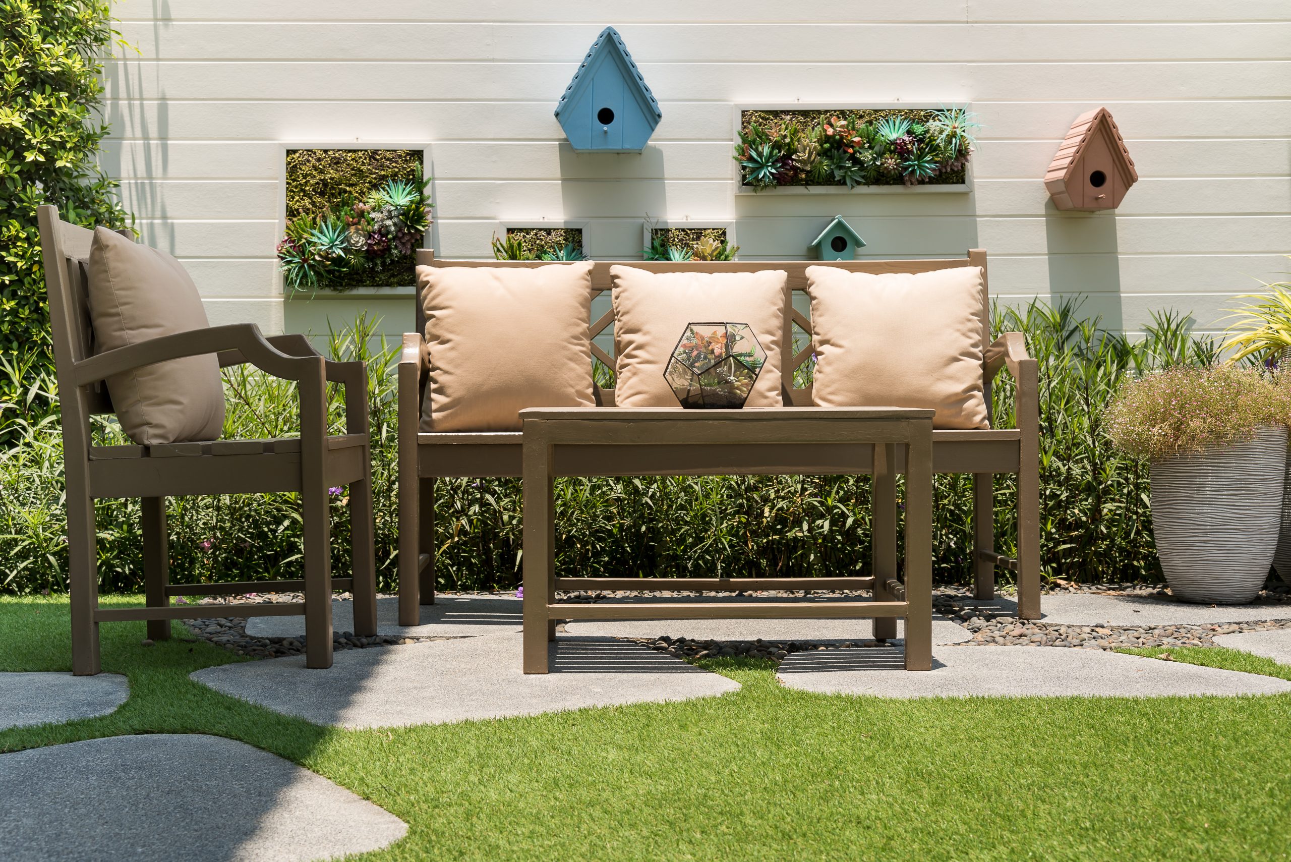 Eine gemütliche Sitzecke im Garten hat vor allem im Sommer Atmosphäre und Charme. Foto © fotolismthai stock adobe