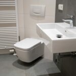 Mit etwas handwerklichem Geschick lässt sich ein Stand WC in ein Hänge WC umbauen. Foto: © contrastwerkstatt /stock adobe
